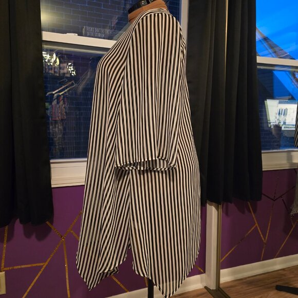 Torrid Textured Chiffon Hanky Hem Kimono, Black & White, 1x - Picture 6 of 8